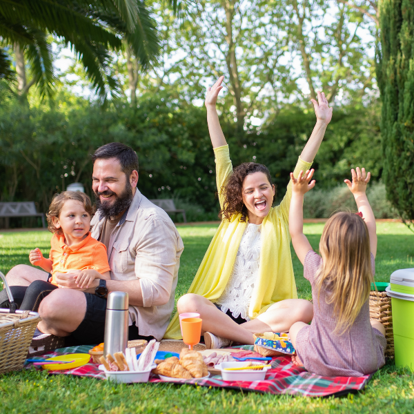 Familie bei Picknick